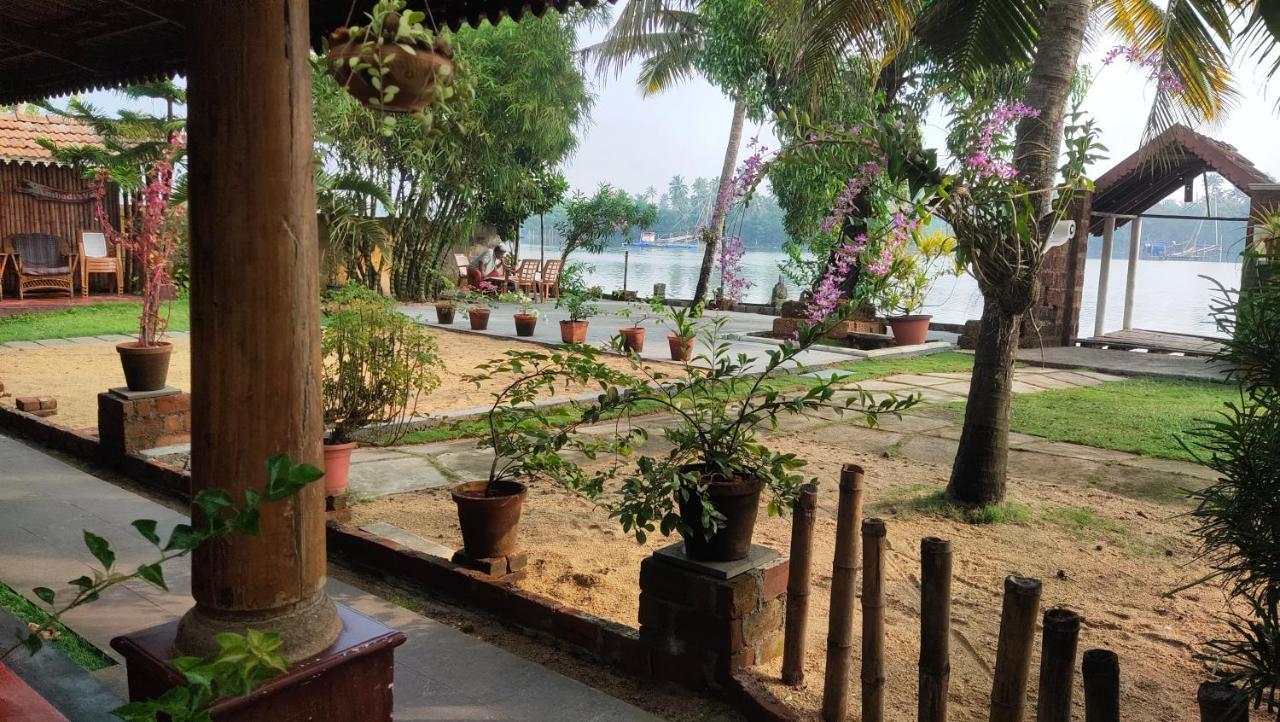 Ambadi'S Villa -Lake View Resort Pallipuram Екстер'єр фото